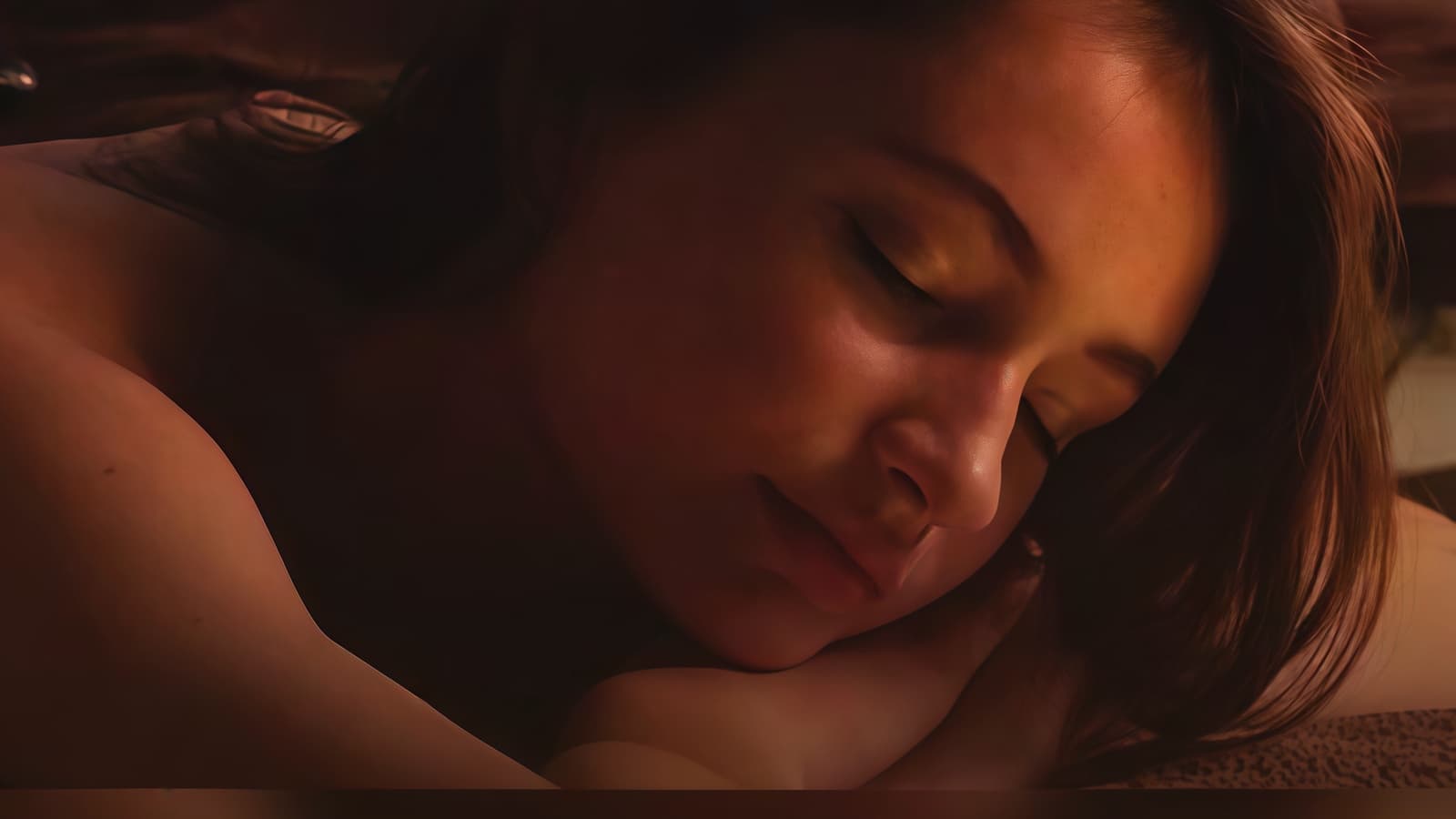 Khách nằm úp, gối đầu lên tay, nhắm mắt nghỉ ngơi sau buổi massage