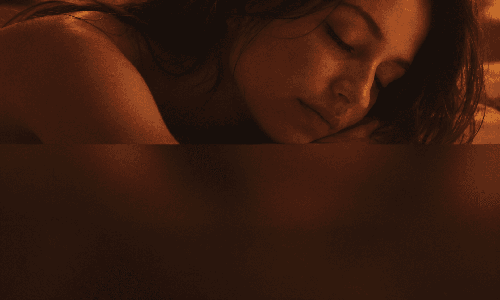Khách nằm nghỉ, mắt nhắm thư giãn trên giường massage